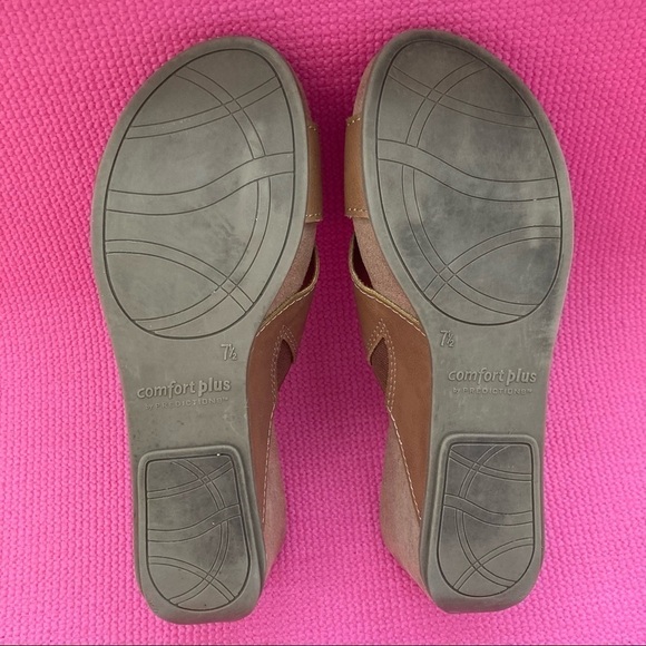 COMFORT PLUs Tan faux leather 2.75" WEDGE HEEL SLIP ON SANDALS SZ  7.5 - Picture 7 of 7
